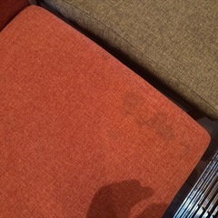 グリーンとオレンジの椅子２脚の画像