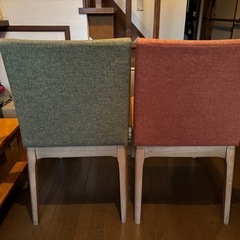 グリーンとオレンジの椅子２脚の画像