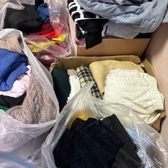 大量レディース服の画像