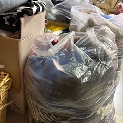 大量レディース服の画像