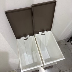 蓋付きゴミ箱の画像