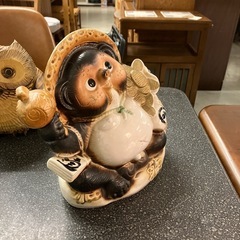 K2511-400 信楽焼 タヌキ 置物 オブジェ インテリア 縁起物 陶器 キズ汚れ有りの画像