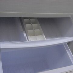 （★1台限り★ジモティー特典あり★冷凍室に霜が付かない）シャープ　2ドア冷蔵庫１３７L　２０１８年製　SJ-D14D　48cm幅　白　霜取り　　高く買取るゾウ八幡東店の画像