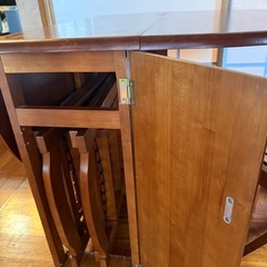 折り畳みテーブルの画像