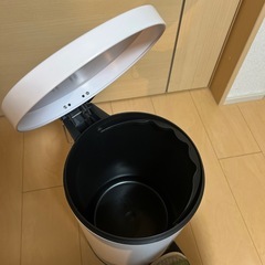 【自宅まで引き取れる方】ペダル付きゴミ箱の画像