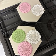 ガスコンロ置き2コ、コースター5コの画像