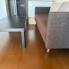 ソファーとテーブルの画像