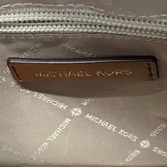 マイケル・コース　マーサー ベルテッド ミディアム サッチェル（バニラ/エイコーンのシグネチャーキャンバスとレザー製）の画像