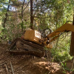 斜面でキャタピラが外れたユンボを救出してください。