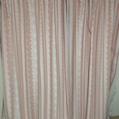 【遮光カーテン2枚】ピンク×ホワイト柄 1枚の幅 約145cm 長さ 約204cmの画像