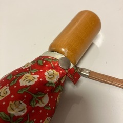 赤地花柄折りたたみ傘の画像