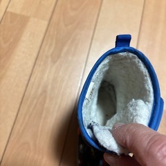 車の絵柄のブーツ、13cmの画像