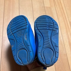 車の絵柄のブーツ、13cmの画像