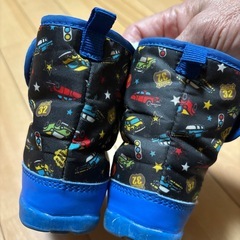 車の絵柄のブーツ、13cmの画像