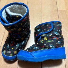 車の絵柄のブーツ、13cmの画像