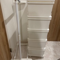 収納ケース シーズユニット 5段 パイプハンガー付き 組み立て式 連結できる キャスター付き （ 収納ボックス 幅83.5×奥行42×高さ111.2cm 引き出し 日本製 衣類収納 連結可能 ハンガーラック 収納 衣装ケース 洗面所 プラスチック ） の画像