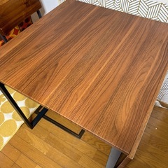 ダイニングテーブルとチェア二脚　の画像