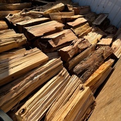 A品2台購入は5000円にします杉1年置いた薪、軽トラあおり高さくらいの量1台価格の画像