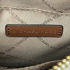 MICHAEL Michael Kors（マイケル・マイケル・コース）ジェットセットトラベル ミディアム ロゴ クロスボディバッグの画像