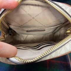 MICHAEL Michael Kors（マイケル・マイケル・コース）ジェットセットトラベル ミディアム ロゴ クロスボディバッグの画像