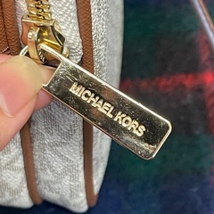 MICHAEL Michael Kors（マイケル・マイケル・コース）ジェットセットトラベル ミディアム ロゴ クロスボディバッグの画像