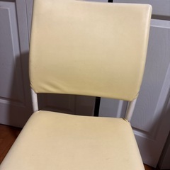 可愛いパステルイエローの椅子の画像