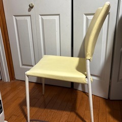 可愛いパステルイエローの椅子の画像
