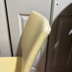 可愛いパステルイエローの椅子の画像