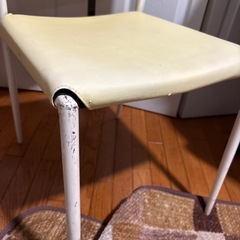 可愛いパステルイエローの椅子の画像