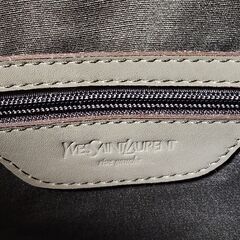 ※Yves Saint Laurent(イヴ・サンローラン) なんともエレガントで美しいシルエット。素晴らしいデザインのショルダーバッグ、いかがでしょうか？の画像