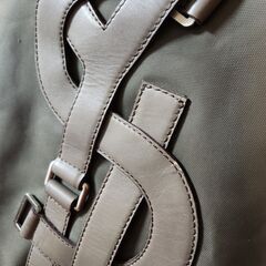 ※Yves Saint Laurent(イヴ・サンローラン) なんともエレガントで美しいシルエット。素晴らしいデザインのショルダーバッグ、いかがでしょうか？の画像