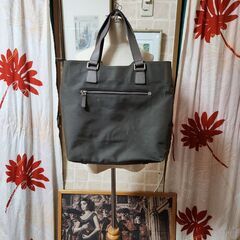 ※Yves Saint Laurent(イヴ・サンローラン) なんともエレガントで美しいシルエット。素晴らしいデザインのショルダーバッグ、いかがでしょうか？の画像