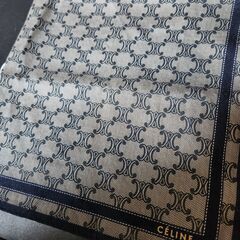 ＆CELINE(セリーヌ) 金色のブランド銘がきりりと美しい大判メンズハンカチ、いかがでしょうか？の画像