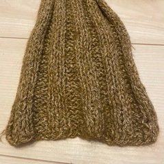 ユニセックス　ライトブラウン（黄土色）ニット マフラー リブ編みの画像