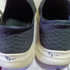 スケッチャーズスリップインズ・アディダスの画像