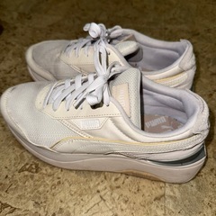 プーマスニーカー23.5㎝の画像