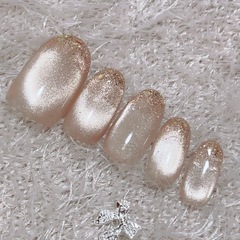 ホワイトベージュマグネット ゴールドグラデ クリスマス ストーン付 ネイルチップの画像