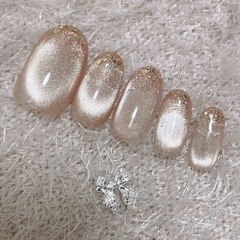 ホワイトベージュマグネット ゴールドグラデ クリスマス ストーン付 ネイルチップの画像