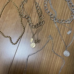 髪の毛のクリップやネックレスの画像