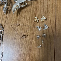 髪の毛のクリップやネックレスの画像