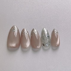 ホワイトベージュマグネット シルバーグリッター ニュアンス ネイルチップの画像