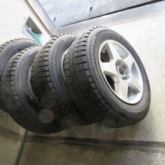アルミホイール付きスタットレスタイヤの画像
