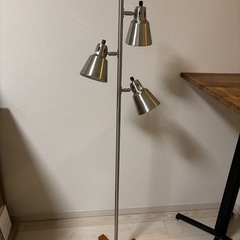 暖色系スタンドライトの画像
