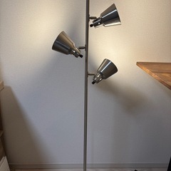 暖色系スタンドライトの画像