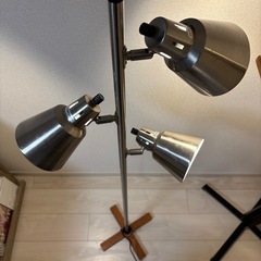 暖色系スタンドライトの画像