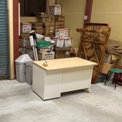 無料で譲ります(ポリタンク、机白、机茶色)の画像