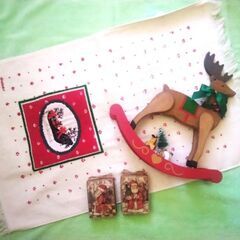 アメリカ製のトナカイのクリスマス飾り・木製サンタのパズルの飾り2つ・タオルの画像