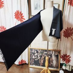 新品未使用、箱付。URBAN RESEARCH DOORS(アーバン リサーチ ドアーズ) シルク100％、極上最高級ストール【グリーン＆グレー】。いかがでしょうか？の画像