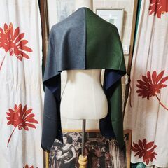 新品未使用、箱付。URBAN RESEARCH DOORS(アーバン リサーチ ドアーズ) シルク100％、極上最高級ストール【グリーン＆グレー】。いかがでしょうか？の画像