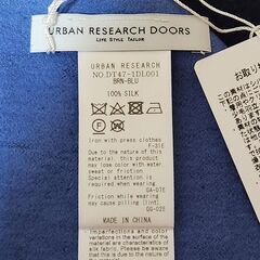 新品未使用、箱付。URBAN RESEARCH DOORS(アーバン リサーチ ドアーズ) シルク100％、極上最高級ストール【ブルー＆ブルーグレー】。いかがでしょうか？の画像